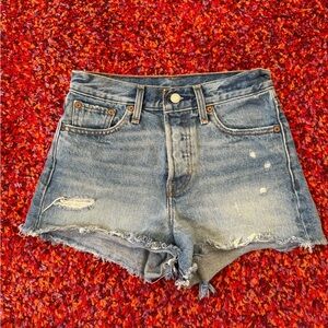 Levi’s High Rise Wedgie Fit Shorts. sz 26. Medium Wash. 100% cotton